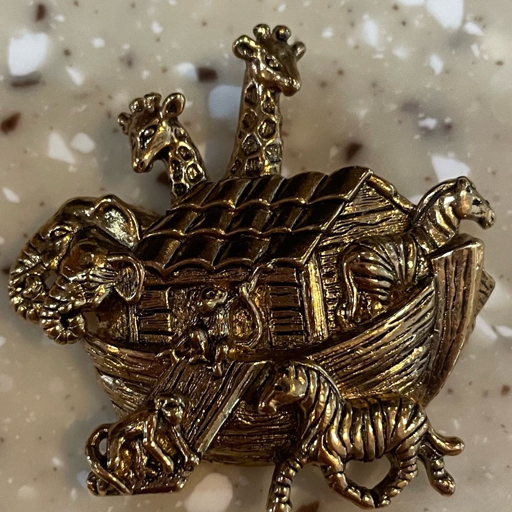 Vintage Gold Tone Noah’s Arc Brooch Pin - Picture 4 of 7